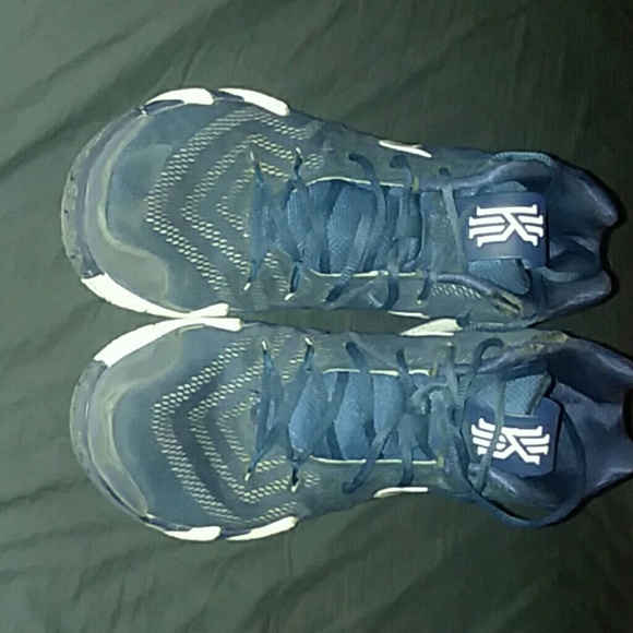 Nike Kyrie 4s - Picture 2 of 2